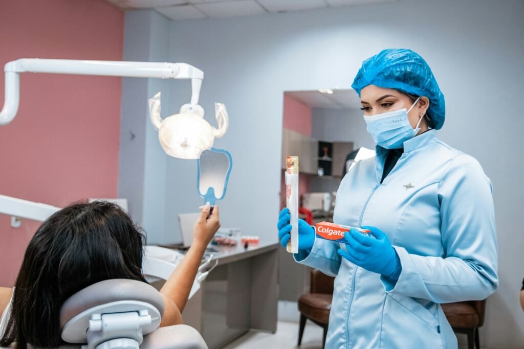 Çocuğa diş modeli üzerinde anlatım yapan diş hekimi